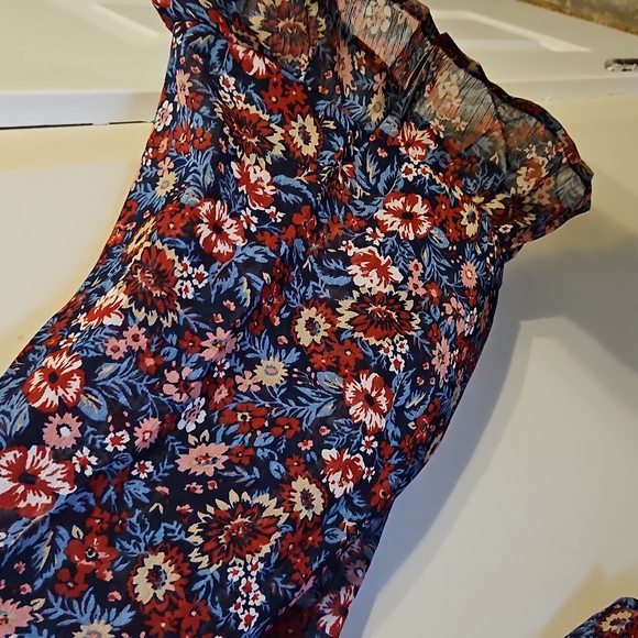 Gilli Floral Shear Sleeve Keyhole Back Tunic Blouse. NWT - Picture 3 of 8